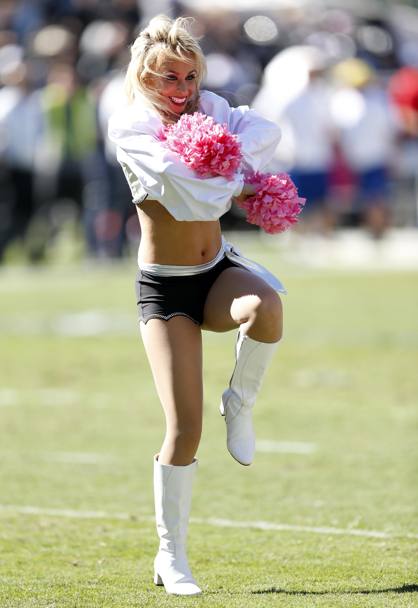 Passi di danza e sorrisi per una cheerleader degli Oakland Raiders (Reuters)